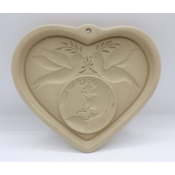 Pampered Chef "Peace on Earth Heart" Cookie Mold ©2002 Globe & Doves Stoneware - Picture 1 of 2